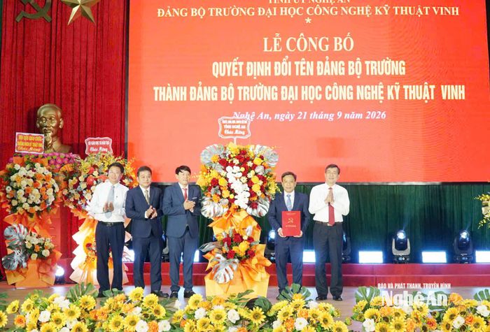 Phó Chủ tịch UBND tỉnh Thái Văn Thành trao quyết định đổi tên trường thành Trường Đại học Công nghệ Kỹ thuật Vinh. Ảnh: PV