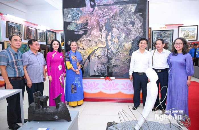 Các đại biểu tỉnh Nghệ An chụp ảnh lưu niệm cùng tác phẩm đạt giải Nhất triển lãm. Ảnh: Thành Cường