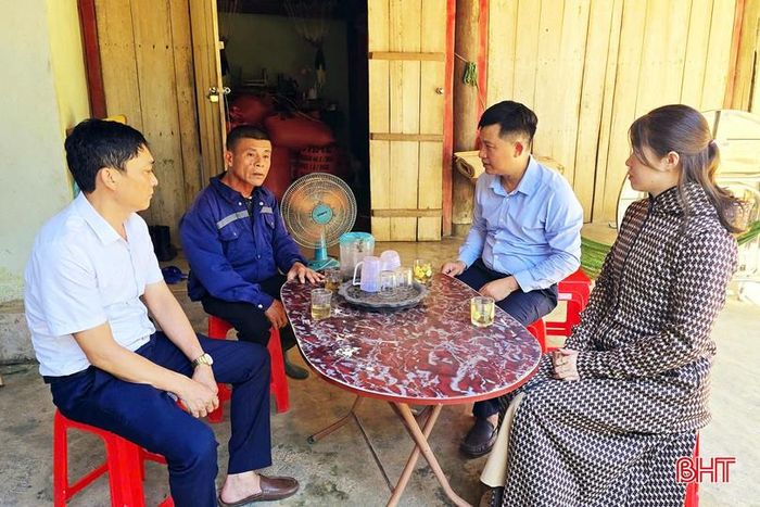 Sự đồng hành hỗ trợ về kỹ thuật chăn nuôi của địa phương giúp người nghèo hạn chế những rủi ro trong chăn nuôi, đồng thời thay đổi tư duy phát triển kinh tế.