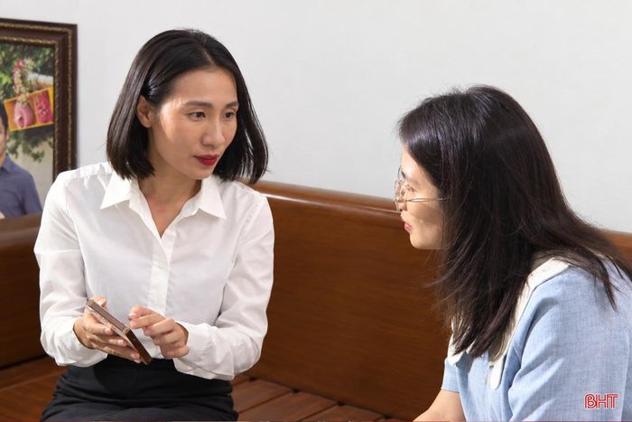 Chị Nguyễn Thị Thương (bên trái) thường xuyên tiếp nhận các hồ sơ chấm dứt hiệu lực mã số thuế đã tồn đọng qua nhiều năm.