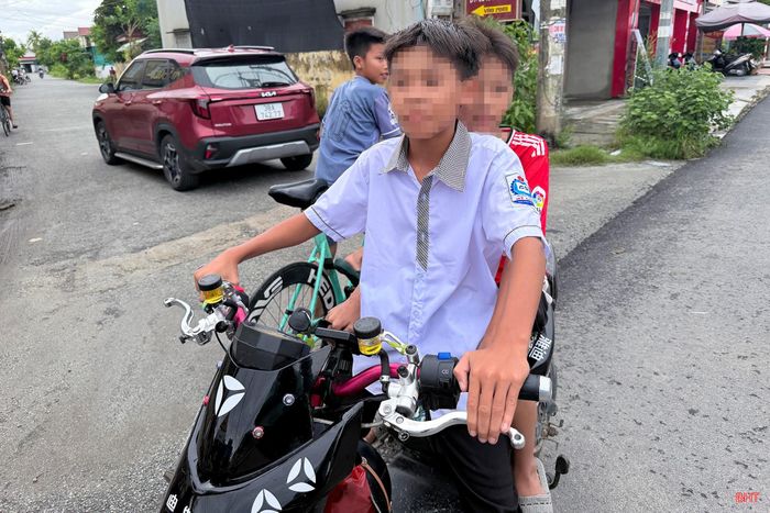 Em L.Q.A. (Trường THCS Mỹ Châu, xã Mai Phụ) điều khiển xe máy điện khi chưa đủ tuổi và không đội mũ bảo hiểm.