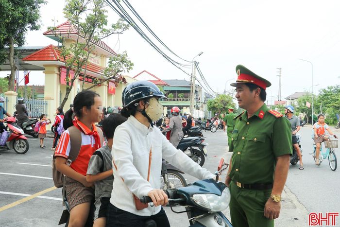 Lực lượng chức năng tuyên truyền, nhắc nhở phụ huynh tuân thủ các quy định về an toàn giao thông.