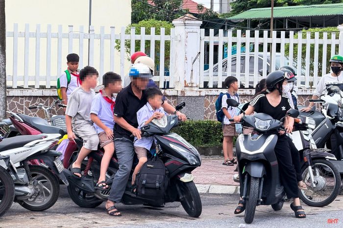 Hàng loạt trường hợp vi phạm quy định về an toàn giao thông tại cổng Trường Tiểu học Lộc Hà (xã Lộc Hà).