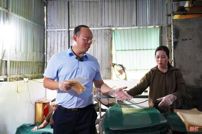  Ông Nguyễn Đức Công - Phó Chủ tịch UBND xã Đồng Tiến trực tiếp tham gia làm nhân vật giới thiệu trong các video. 