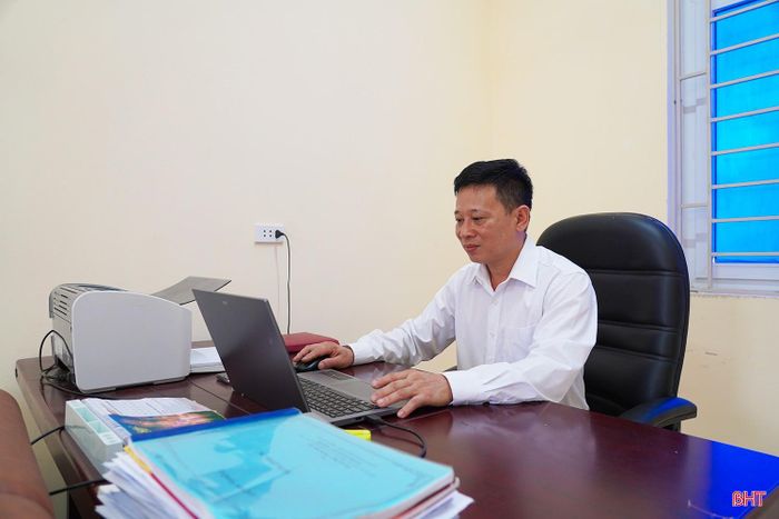 Ông Cao Xuân Hoàn - Phụ trách Trung tâm Dịch vụ tổng hợp xã Mai Hoa đảm nhiệm vai trò quay và xây dựng các video đăng tải lên trang truyền thông của xã.