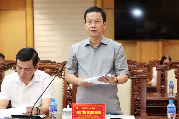 Đồng chí Nguyễn Trọng Hiếu - Ủy viên BTV Tỉnh ủy, Phó Chủ tịch UBND tỉnh báo cáo các nội dung liên quan.