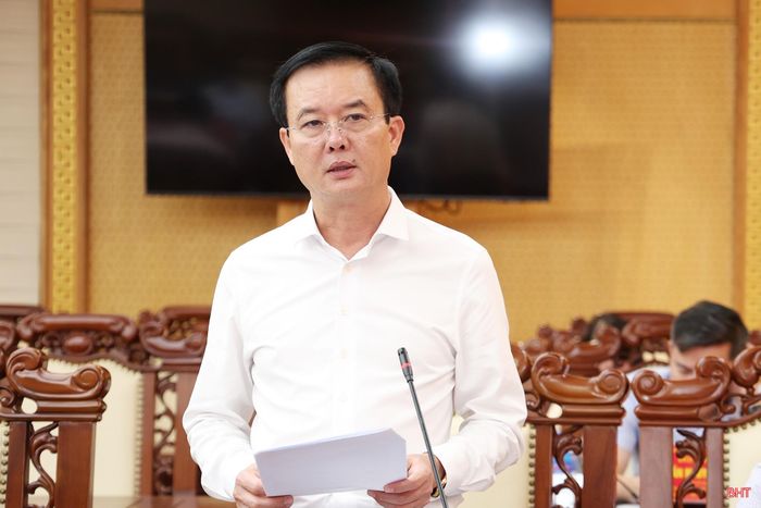 Đồng chí Trần Báu Hà - Ủy viên BTV Tỉnh ủy, Phó Chủ tịch Thường trực UBND tỉnh báo cáo các nội dung liên quan.