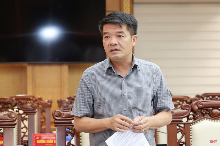 Đồng chí Trần Nhật Tân - Ủy viên BTV, Trưởng ban Nội chính Tỉnh ủy cho ý kiến các nội dung trình tại hội nghị.