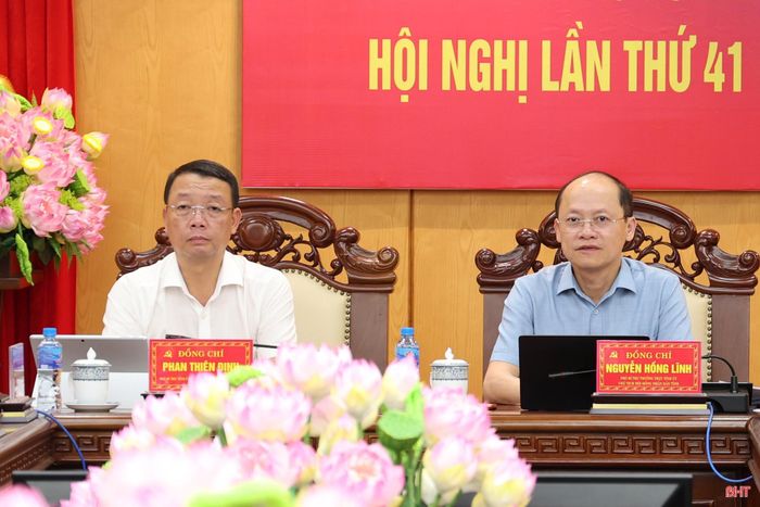 Đồng chí Nguyễn Hồng Lĩnh – Phó Bí thư Thường trực Tỉnh ủy, Chủ tịch HĐND tỉnh và đồng chí Phan Thiên Định – Phó Bí thư Tỉnh ủy, Chủ tịch UBND tỉnh chủ trì hội nghị.