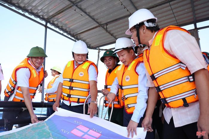 Phó Chủ tịch UBND tỉnh Hồ Huy Thành cùng lãnh đạo các sở, ban, ngành, địa phương, đơn vị liên quan theo dõi vị trí thả các khối rạn nhân tạo.