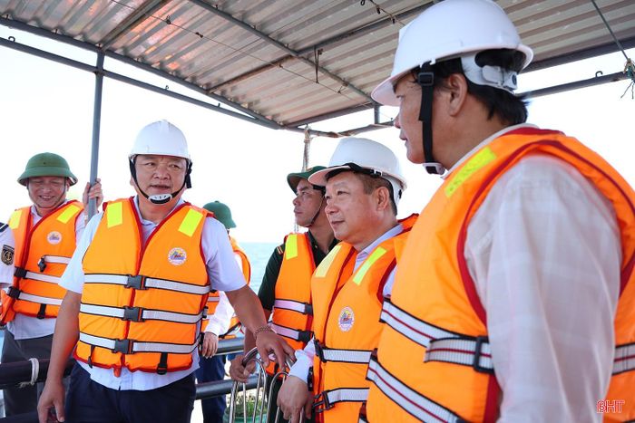 Phó Chủ tịch UBND tỉnh Hồ Huy Thành trao đổi một số nội dung liên quan đến quá trình thả rạn nhân tạo góp phần tái tạo nguồn lợi thủy sản.