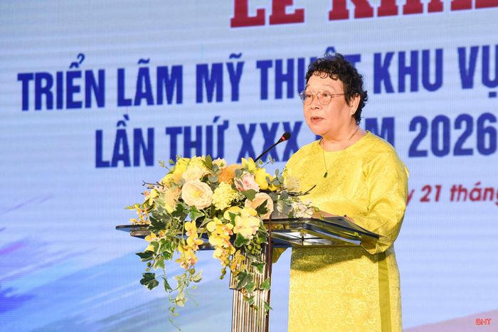 Nhà Phê bình Văn học Mai Thị Ngọc Oanh - Phó Trưởng ban Thường trực Hội Mỹ thuật Việt Nam đọc diễn văn khai mạc triển lãm.