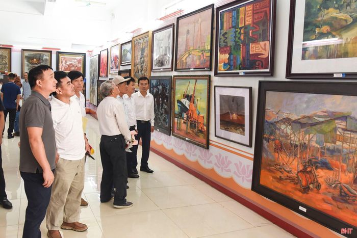 Các tác giả Hà Tĩnh tham dự triển lãm.