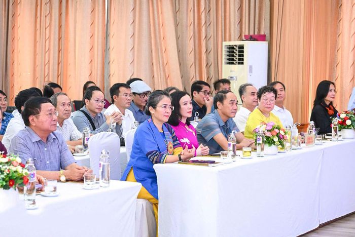 Đại biểu tham dự lễ khai mạc. Ảnh: Báo và phát thanh, truyền hình Nghệ An.