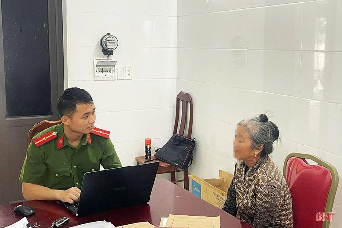 Công an xã Tùng Lộc làm việc với bà Đ.T.M. liên quan đến việc lan truyền thông tin chưa được kiểm chứng.