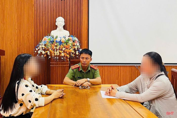Tại cơ quan công an, T.T.T.H. (ngoài cùng bên phải) thừa nhận hành vi vi phạm.