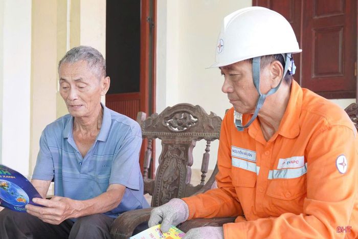 Công ty Điện lực Hà Tĩnh đã phát thông báo, tờ rơi hướng dẫn đến 29.038 hộ dân sinh sống dọc hai bên hành lang bảo vệ an toàn công trình điện lực.