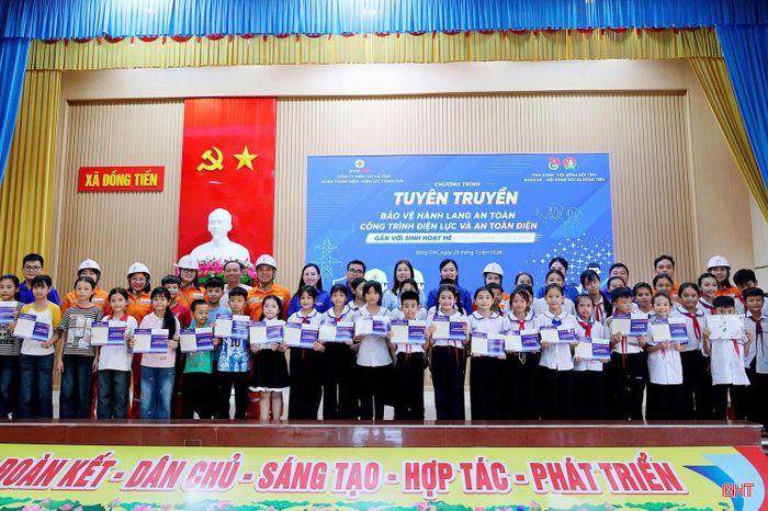 Công ty Điện lực Hà Tĩnh tổ chức chương trình tuyên truyền bảo vệ hành lang an toàn công trình điện lực và an toàn điện tại xã Đồng Tiến.