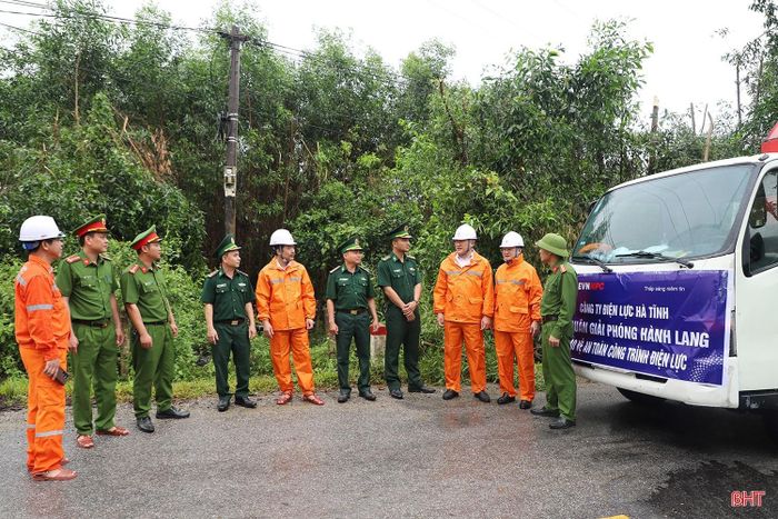 Công ty Điện lực Hà Tĩnh phối hợp tổ chức chương trình ra quân giải phóng hành lang bảo vệ an toàn lưới điện năm 2026 tại xã Hương Xuân.