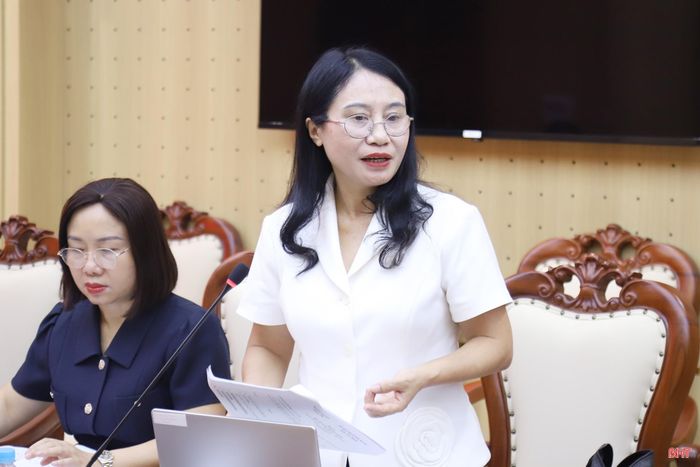 Đồng chí Nguyễn Thị Nhuần - Trưởng ban Pháp chế HĐND tỉnh phát biểu tại phiên họp.