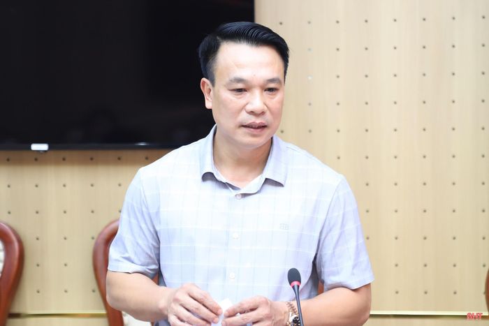 Đồng chí Nguyễn Huy Hùng - Chánh Văn phòng Đoàn ĐBQH&HĐND tỉnh báo cáo kết quả hoạt động của Thường trực HĐND tỉnh, các ban HĐND tỉnh, Văn phòng Đoàn ĐBQH & HĐND tỉnh.