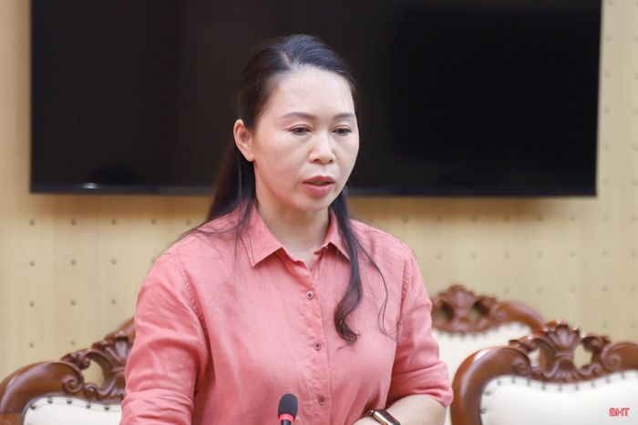 Đồng chí Đào Thị Anh Nga - Trưởng ban Văn hoá - Xã hội HĐND tỉnh phát biểu tại phiên họp.