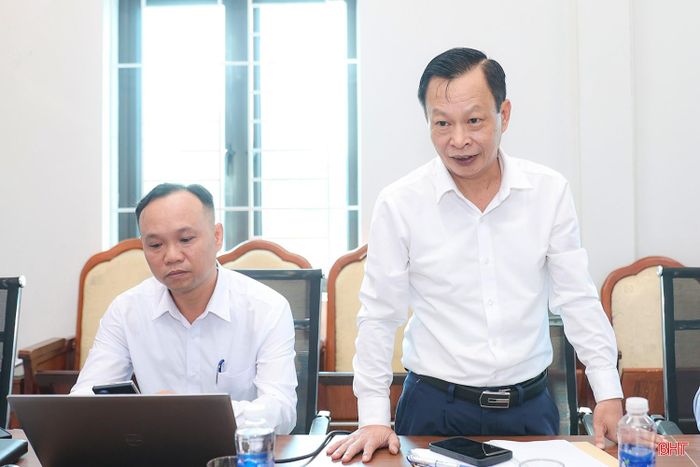 Chủ tịch Liên hiệp các Hội Khoa học và Kỹ thuật Hà Tĩnh Bùi Khắc Bằng báo cáo một số nội dung tại buổi làm việc.