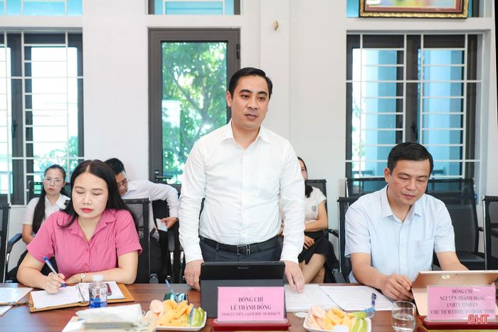 Đồng chí Lê Thành Đông - Giám đốc Sở Khoa học và Công nghệ trao đổi một số nội dung tại buổi làm việc.