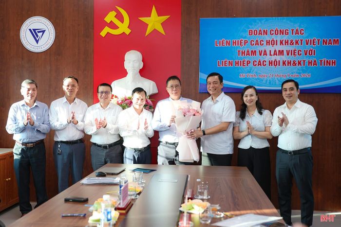 Lãnh đạo tỉnh Hà Tĩnh tặng hoa chúc mừng Giáo sư, Viện sĩ Châu Văn Minh được bầu giữ chức vụ Chủ tịch Liên hiệp các Hội Khoa học và Kỹ thuật Việt Nam nhiệm kỳ 2026 - 2031.