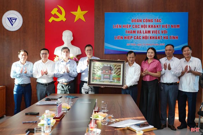 Giáo sư, Viện sĩ Châu Văn Minh và đoàn công tác tặng quà lưu niệm tới Liên hiệp các Hội Khoa học và Kỹ thuật Hà Tĩnh.