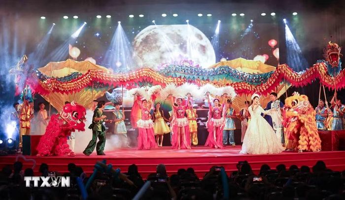 Tiết mục nghệ thuật tại chương trình nghệ thuật “Trăng rằm tỏa sáng-Thắp sáng tương lai.” (Ảnh: Thanh Tùng/TTXVN)