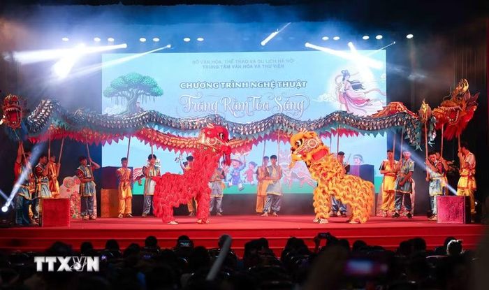 Biểu diễn múa rồng, lân trong chương trình “Trăng rằm tỏa sáng-Thắp sáng tương lai.” (Ảnh: Thanh Tùng/TTXVN)
