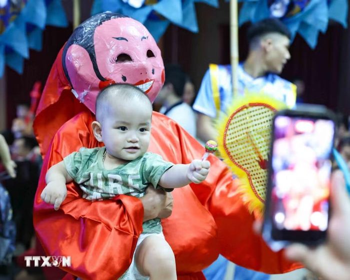 Chương trình nghệ thuật “Trăng rằm tỏa sáng - Thắp sáng tương lai,” mang đến nhiều trải nghiệm hấp dẫn cho các gia đình, đặc biệt là các em thiếu nhi. (Ảnh: Thanh Tùng/TTXVN)