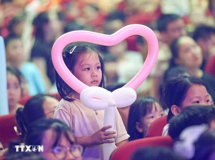 Thiếu nhi Thủ đô chăm chú theo dõi chương trình. (Ảnh: Thanh Tùng/TTXVN)