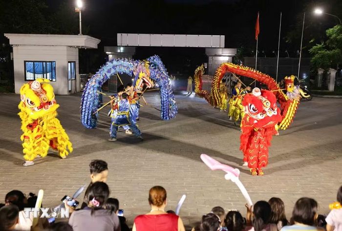 Biểu diễn múa rồng, lân trong chương trình. (Ảnh: Thanh Tùng/TTXVN)