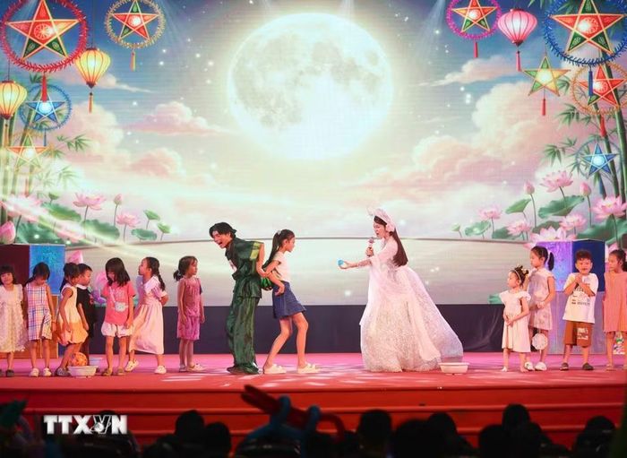 Thiếu nhi Thủ đô được vui chơi, gặp gỡ "chị Hằng, chú Cuội" tại chương trình. (Ảnh: Thanh Tùng/TTXVN)