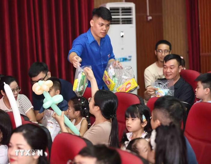 Tặng quà cho thiếu nhi tới tham dự chương trình “Trăng rằm tỏa sáng-Thắp sáng tương lai.” (Ảnh: Thanh Tùng/TTXVN)