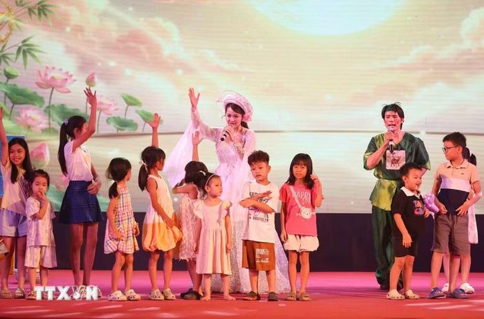Thiếu nhi Thủ đô được vui chơi, gặp gỡ "chị Hằng, chú Cuội" tại chương trình. (Ảnh: Thanh Tùng/TTXVN)