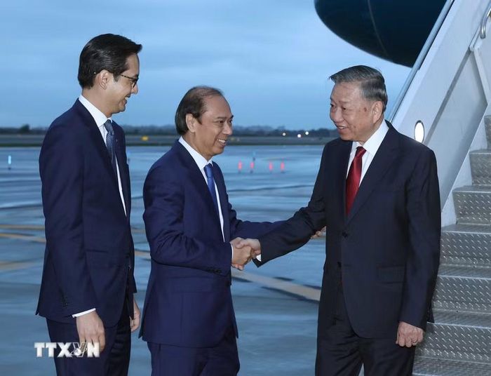 Đại sứ Việt Nam tại Hoa Kỳ Nguyễn Quốc Dũng và Đại sứ Đỗ Hùng Việt, Trưởng Phái đoàn Thường trực Việt Nam tại LHQ đón Tổng Bí thư, Chủ tịch nước Tô Lâm tại sân bay quốc tế John F.Kennedy, thành phố New York. (Ảnh: Thống Nhất/TTXVN)