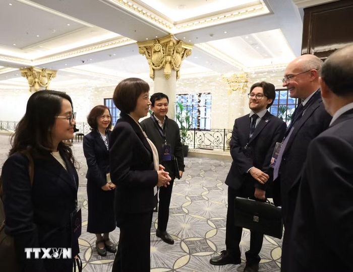 Tổng Giám đốc Hãng thông tấn TASS của Nga Andrei Kondrashov (bên phải, giữa) đón Tổng giám đốc TTXVN Vũ Việt Trang tham dự Hội nghị BCH OANA lần thứ 58 tại Nga. (Ảnh: Văn Hiếu/TTXVN)