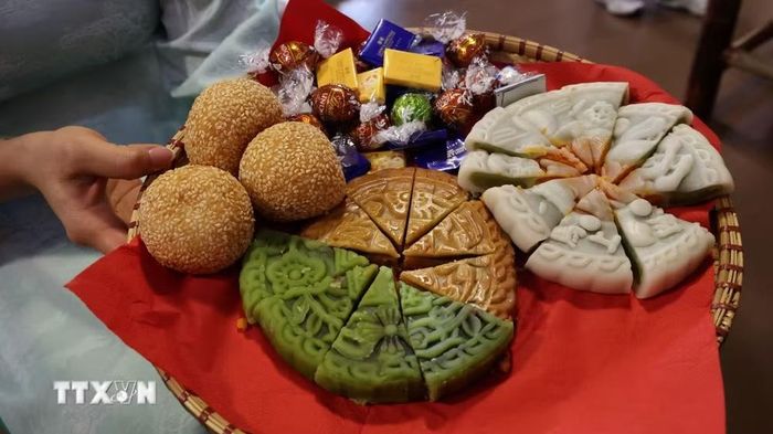 Tết Trung Thu không thể thiếu bánh nướng bánh dẻo. (Ảnh: Thu Hằng/TTXVN)