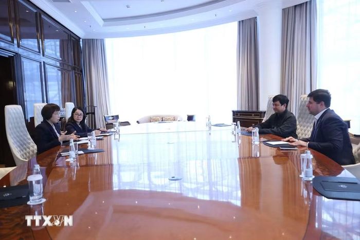 Tổng Giám đốc TTXVN Vũ Việt Trang làm việc với Giám đốc điều hành Tổ hợp truyền thông Kazakhstan (TRK) Robert Muradyan. (Ảnh: Văn Hiếu/TTXVN)