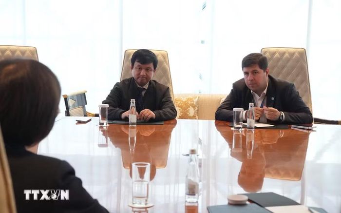 Giám đốc điều hành Tổ hợp truyền thông Kazakhstan (TRK) Robert Muradyan (bên phải) tại cuộc làm việc. (Ảnh: Văn Hiếu/TTXVN)