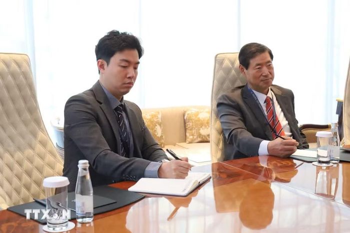 Chủ tịch hãng thông tấn Yonhap Hwang Dae-ill (bên phải) tại cuộc làm việc. (Ảnh: Văn Hiếu/TTXVN)