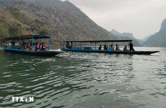 Du khách di chuyển bằng xuồng máy trên hồ Ba Bể. (Ảnh: Nguyễn Công Hải/TTXVN)