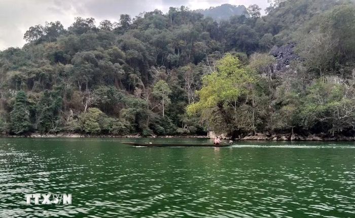 Phong cảnh nguyên sơ bên bờ hồ Ba Bể. (Ảnh: Nguyễn Công Hải/TTXVN)