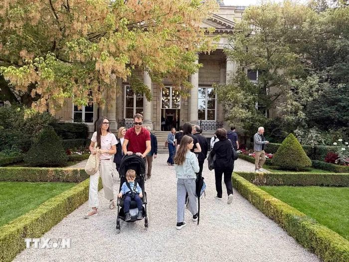 Người dân tham quan khu vườn thuộc quần thể trụ sở Quốc hội Pháp tại Paris trong Ngày Di sản châu Âu. (Ảnh: Hữu Chiến/TTXVN)