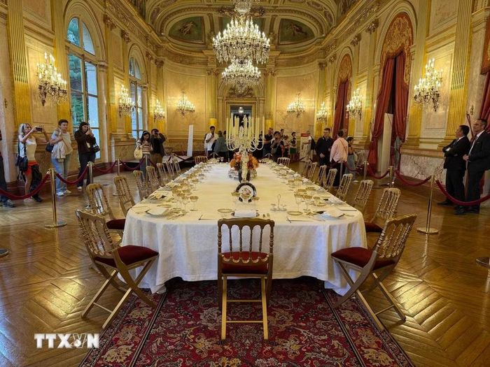 Bàn tiệc được bài trí trong Phòng Khánh tiết tại trụ sở Quốc hội Pháp ở Paris, mở cửa cho công chúng tham quan nhân Ngày Di sản châu Âu. (Ảnh: Hữu Chiến/TTXVN)
