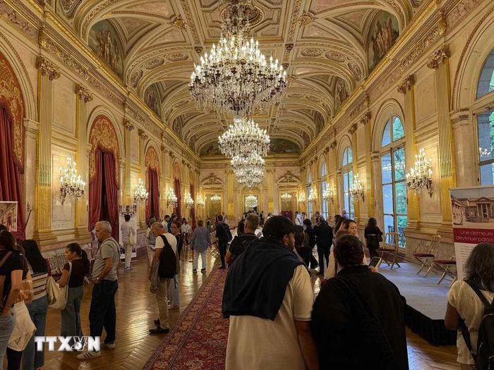 Người dân tham quan Phòng Khánh tiết (Galerie des Fêtes) với hệ thống đèn chùm và trang trí nội thất lộng lẫy tại trụ sở Quốc hội Pháp ở Paris, nhân Ngày Di sản châu Âu. (Ảnh: Hữu Chiến/TTXVN)