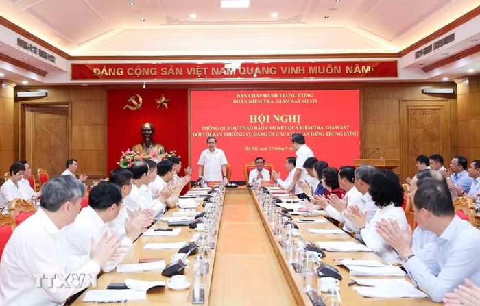Hội nghị thông qua dự thảo Báo cáo kết quả kiểm tra, giám sát (đợt 3) đối với Ban Thường vụ Đảng ủy các cơ quan Đảng Trung ương. (Ảnh: Phương Hoa/TTXVN)